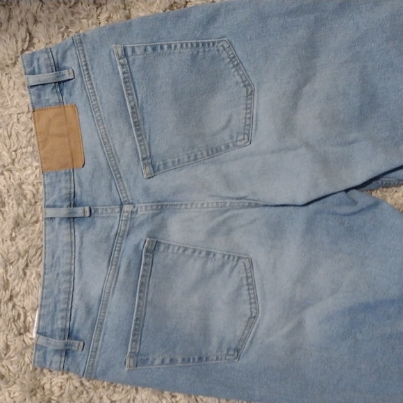 H&M DIVIDED Light Wash High Waisted MOM/BOYFRIEND CUT JEANS!! Like New! - Picture 2 of 7